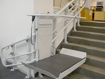 壁に強度がないケースや、手摺だけの階段などの場合は、支柱を床に固定してレールを設置します