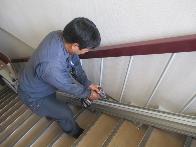 階段昇降機の本体価格と工事 家庭用の昇降機のことなら階段昇降機 Com