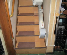 1.直線階段に折畳仕様の昇降機を設置