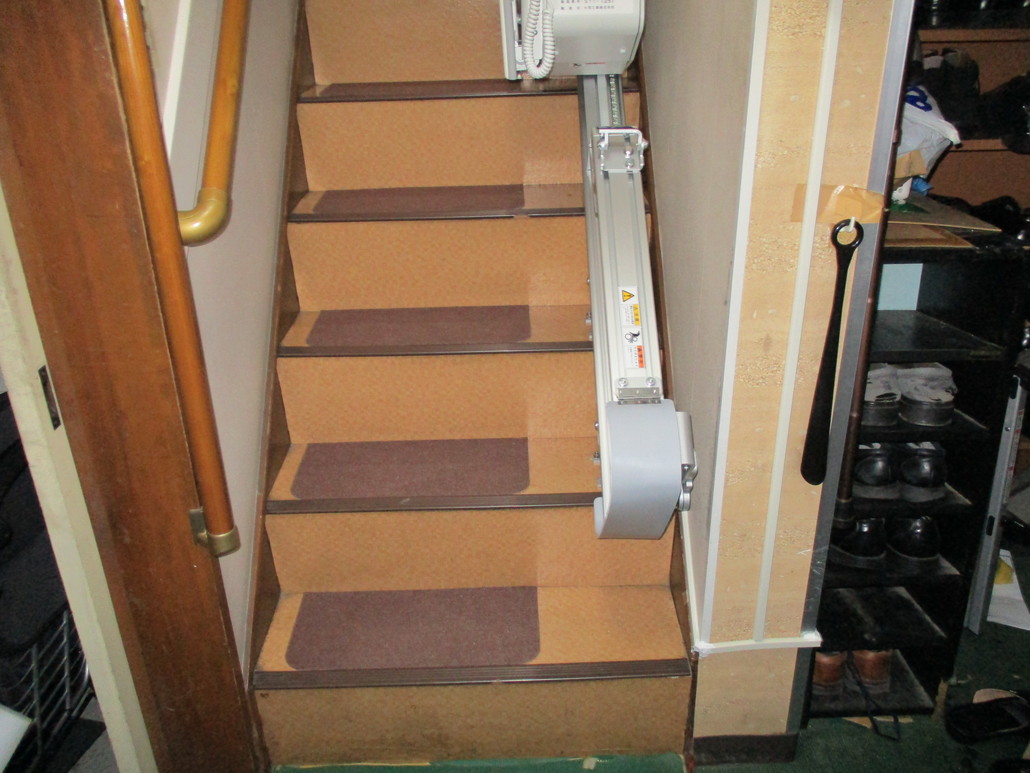 1.直線階段に折畳仕様の昇降機を設置