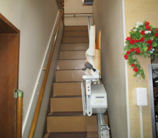 3.直線階段に折畳仕様の昇降機を設置