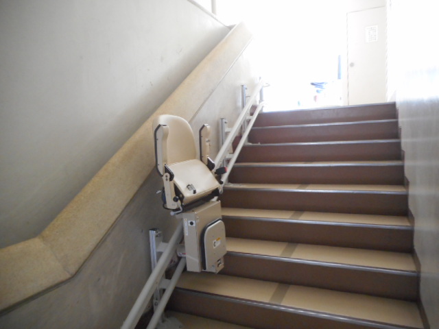 学校の階段に階段昇降機を3台設置 家庭用の昇降機のことなら階段昇降機 Com