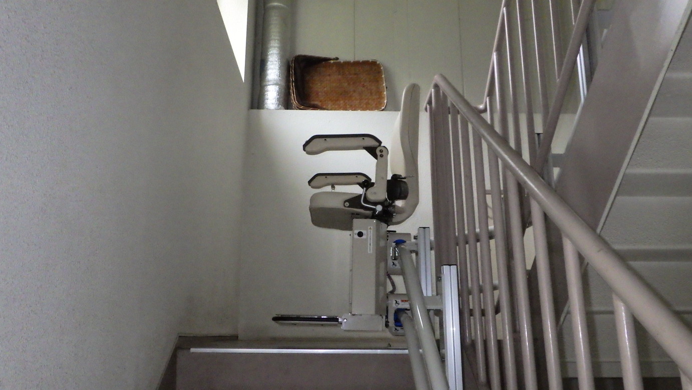 コの字階段の内回りに設置 家庭用の昇降機のことなら階段昇降機 Com