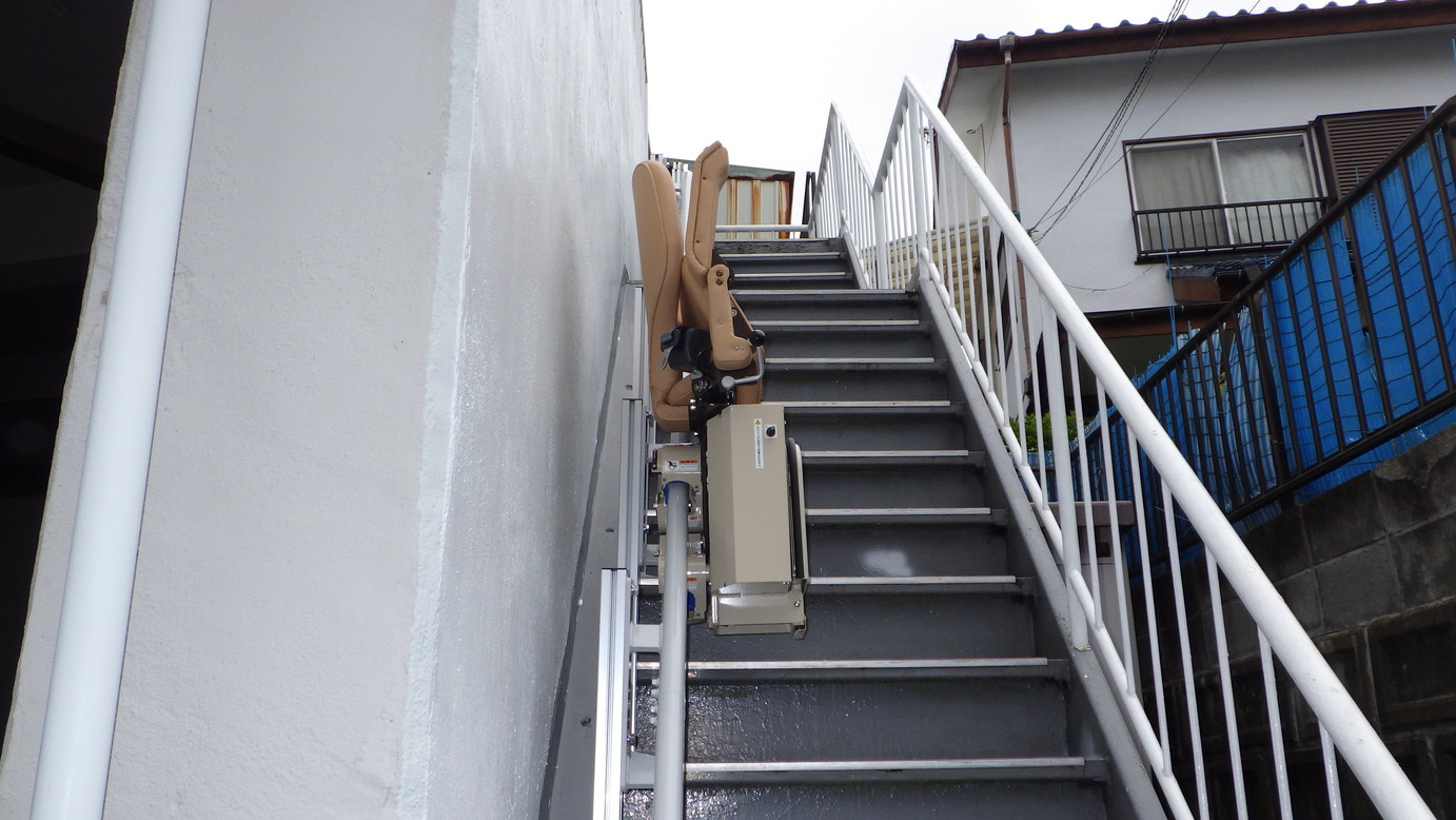中間踊場のある屋外階段に設置 家庭用の昇降機のことなら階段昇降機 Com