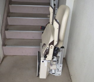 コの字階段の内回りに設置 家庭用の昇降機のことなら階段昇降機 Com