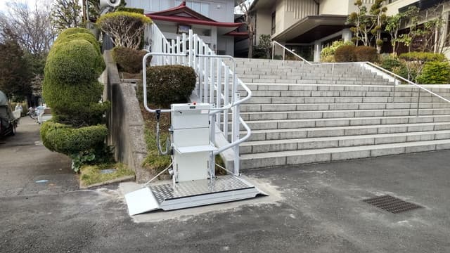 お寺の敷地内に車いす用階段昇降機を設置しました｜日本最大級のいす式階段昇降機 専門サイト 階段昇降機.com