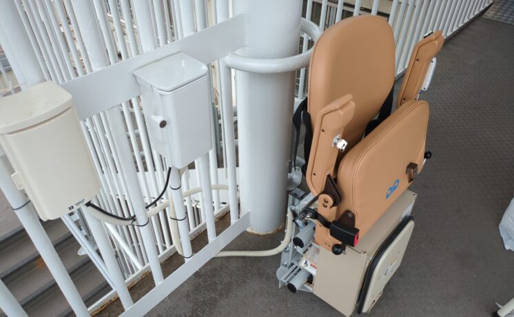 病院の階段にいす式階段昇降機「楽ちん号KFB」を設置しました！｜日本最大級のいす式階段昇降機 専門サイト 階段昇降機.com