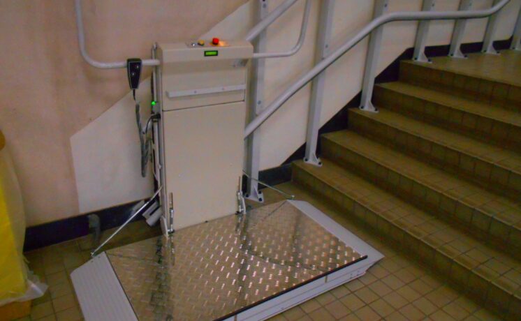 バリアフリー化には「斜行型段差解消機」の設置がオススメです！｜日本最大級のいす式階段昇降機 専門サイト 階段昇降機.com
