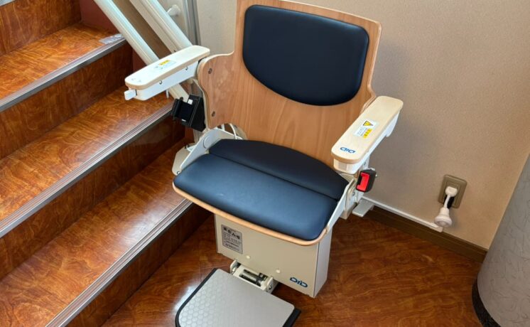 介護の現場に安心を！～いす式階段昇降機～｜日本最大級のいす式階段昇降機 専門サイト 階段昇降機.com