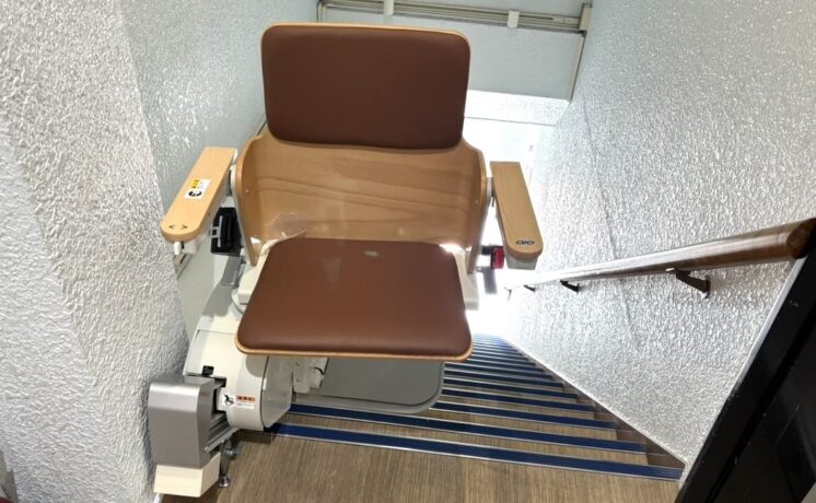 いす式階段昇降機を設置してスポーツの日に外出をしませんか？｜日本最大級のいす式階段昇降機 専門サイト 階段昇降機.com