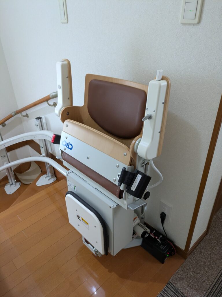 いす式階段昇降機「楽ちん号KFW」