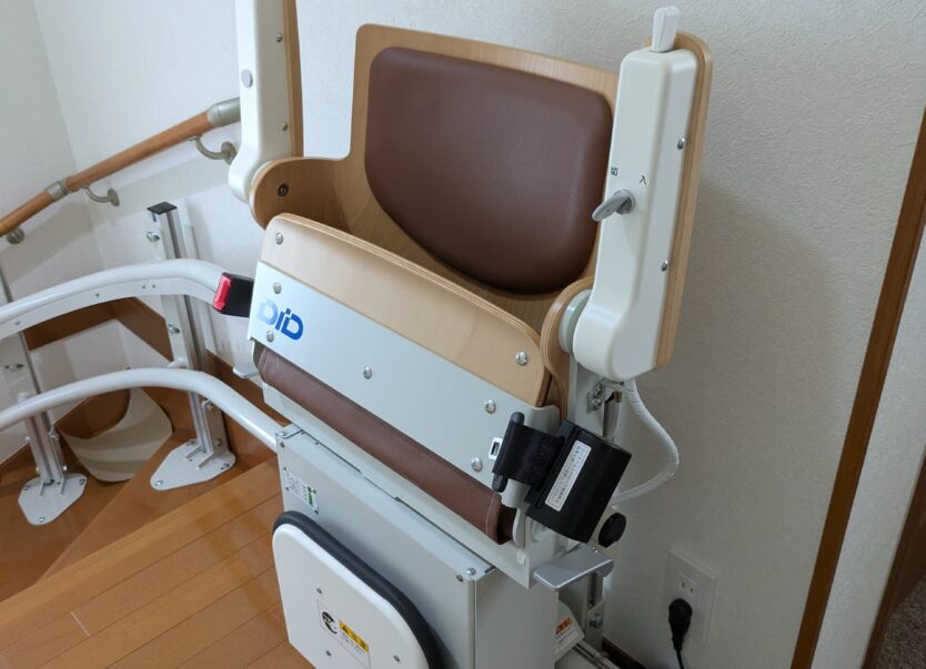 階段幅を最大限生かして屋内曲線機「楽ちん号KFW」設置しました｜日本最大級のいす式階段昇降機 専門サイト 階段昇降機.com
