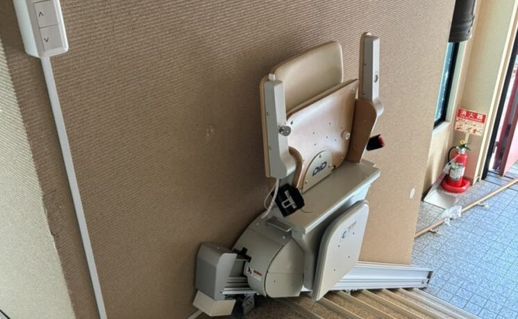 寺院にある屋内直線階段にいす式階段昇降機を設置しました｜日本最大級のいす式階段昇降機 専門サイト 階段昇降機.com