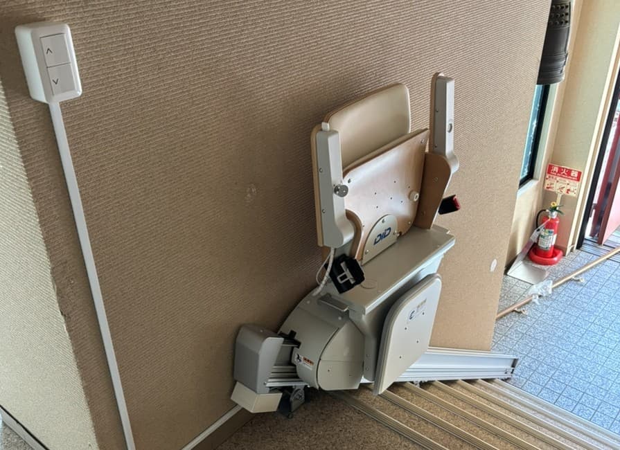 いす式階段昇降機　エスコートスリム