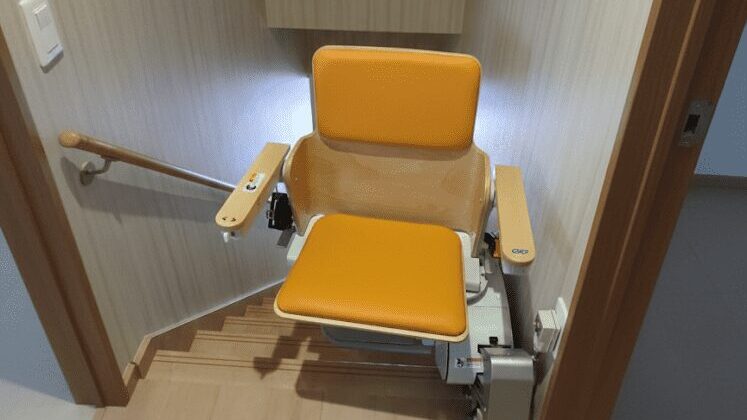 階段の危険性をいす式階段昇降機で解消しませんか？？｜日本最大級のいす式階段昇降機 専門サイト 階段昇降機.com