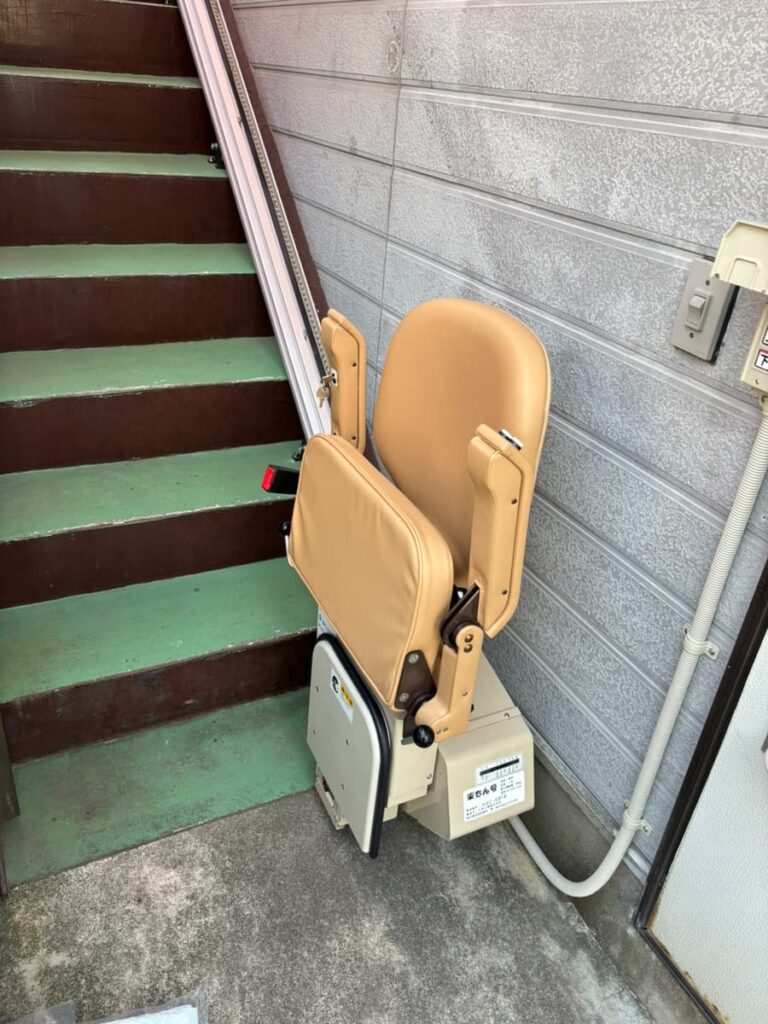 いす式階段昇降機「楽ちん号KSC」