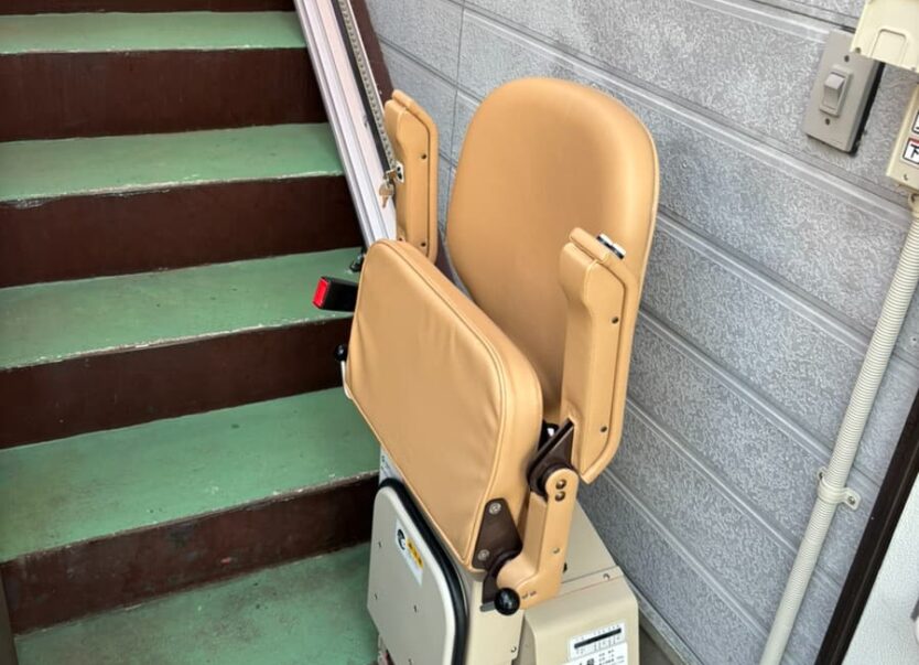 高齢者宅の屋外直線階段に楽ちん号KSCを設置しました｜日本最大級のいす式階段昇降機 専門サイト 階段昇降機.com