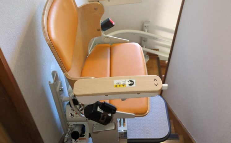 ～在宅事故を防ぐために～「いす式階段昇降機」｜日本最大級のいす式階段昇降機 専門サイト 階段昇降機.com
