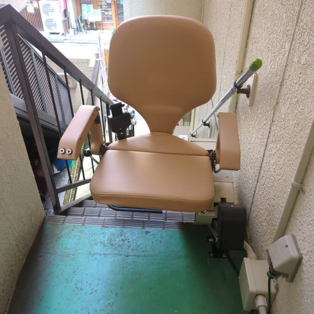 いす式階段昇降機「楽ちん号KSC」