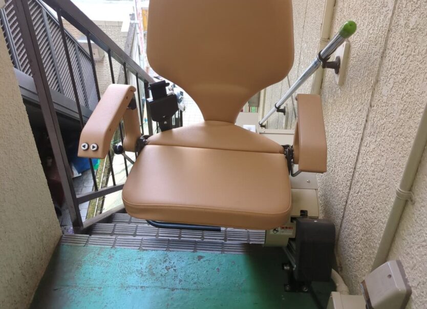 集合住宅の屋外直線階段に楽ちん号KSCを設置しました｜日本最大級のいす式階段昇降機 専門サイト 階段昇降機.com