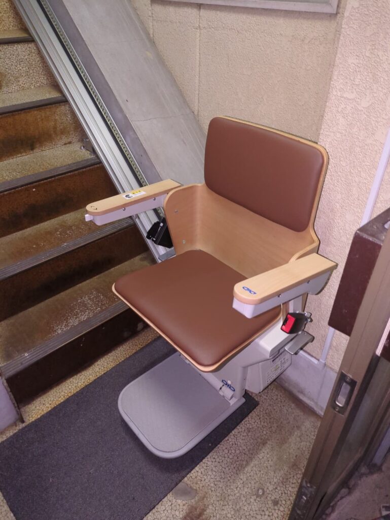 いす式階段昇降機「楽ちん号KFW」