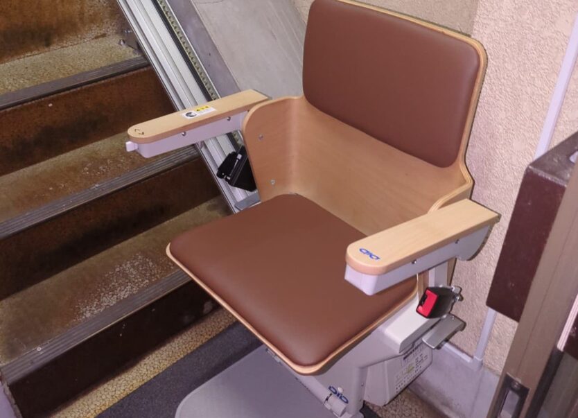 退院前に屋内直線機エスコートスリムを2台設置しました｜日本最大級のいす式階段昇降機 専門サイト 階段昇降機.com