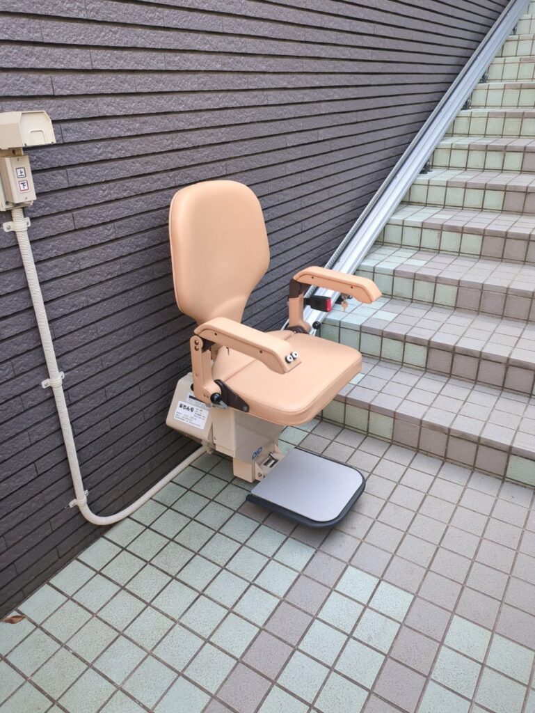 いす式階段昇降機「楽ちん号KSC」