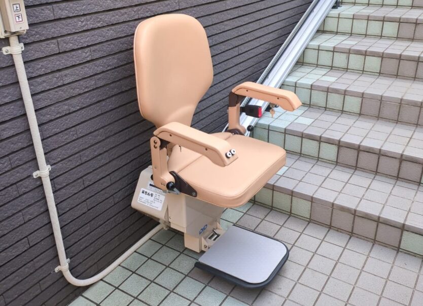 滑りやすい外階段に「楽ちん号KSC」を設置しました｜日本最大級のいす式階段昇降機 専門サイト 階段昇降機.com
