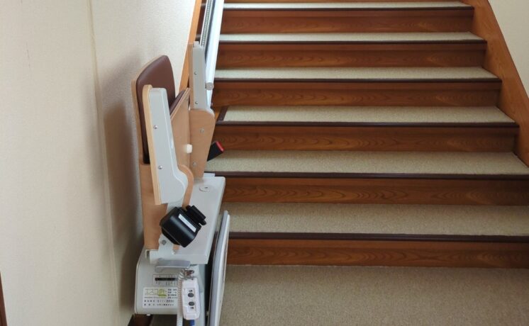 我が家に階段昇降機は設置できるのか｜日本最大級のいす式階段昇降機 専門サイト 階段昇降機.com