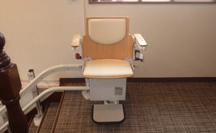 こんなところにも階段昇降機が！（災害時の避難所に）｜日本最大級のいす式階段昇降機 専門サイト 階段昇降機.com