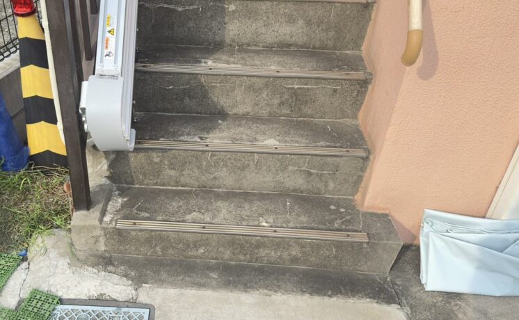 いす式階段昇降機に「手動式折りたたみレール」を活用しませんか？｜日本最大級のいす式階段昇降機 専門サイト 階段昇降機.com