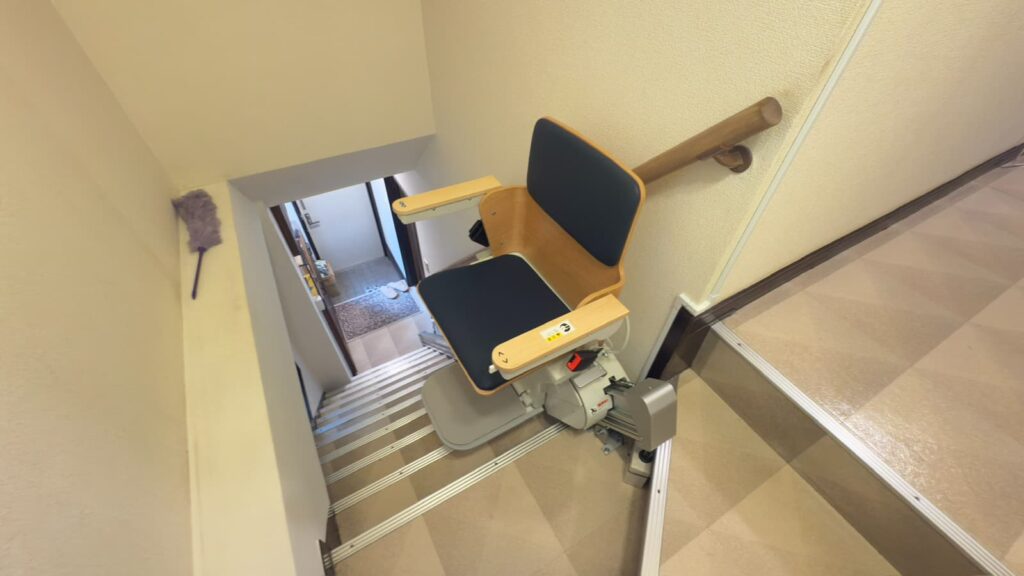 いす式階段昇降機「エスコートスリム」