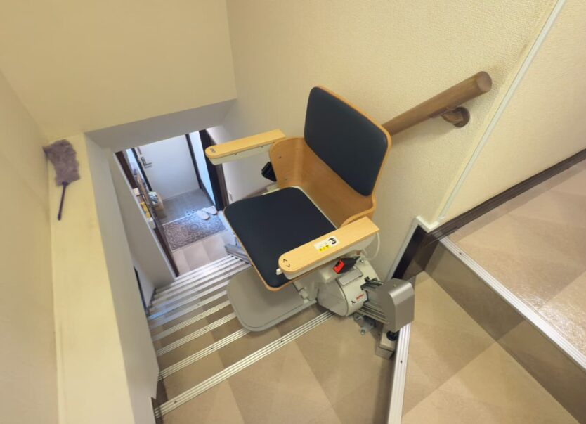 曲線階段に直線機「エスコートスリム」を設置しました｜日本最大級のいす式階段昇降機 専門サイト 階段昇降機.com