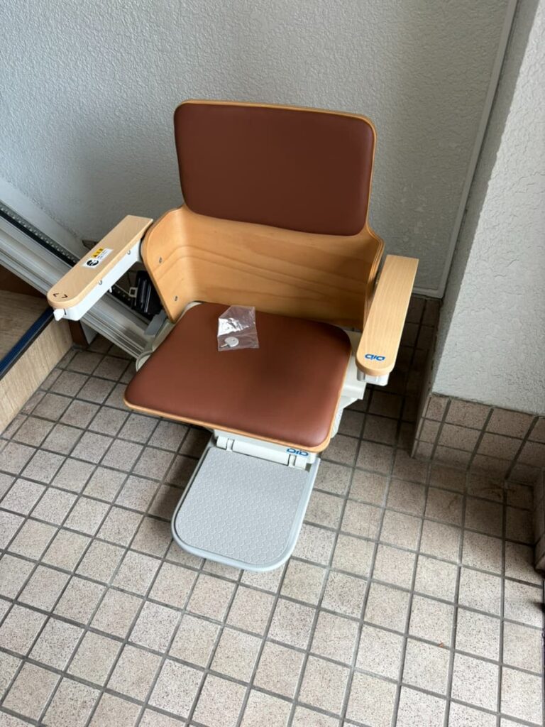 いす式階段昇降機「エスコートスリム」