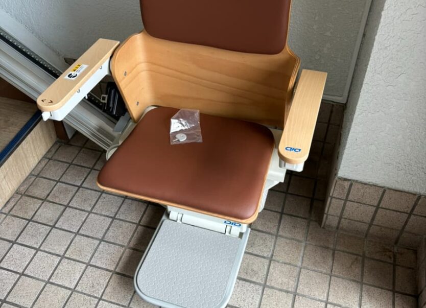 １～３階の階段に、屋内直線機「エスコートスリム」を2台設置しました！｜日本最大級のいす式階段昇降機 専門サイト 階段昇降機.com