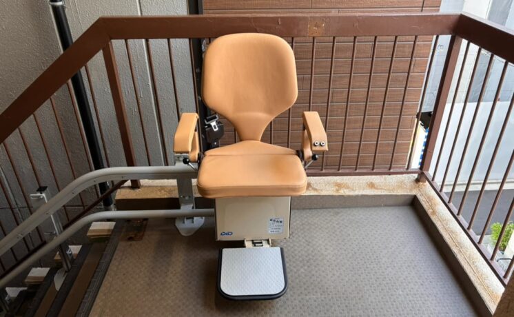 老老介護の負担軽減へ！～いす式階段昇降機の設置～｜日本最大級のいす式階段昇降機 専門サイト 階段昇降機.com