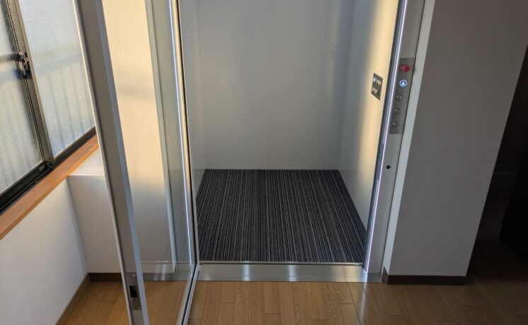 まるでホームエレベーターのような使用感　チェーンウェイターを設置しました！｜日本最大級のいす式階段昇降機 専門サイト 階段昇降機.com