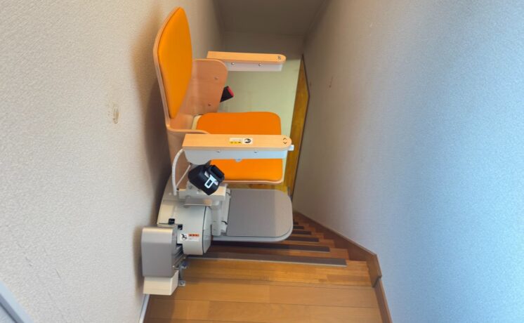 いす式階段昇降機をご検討中の方へ｜設置前のよくある質問｜日本最大級のいす式階段昇降機 専門サイト 階段昇降機.com