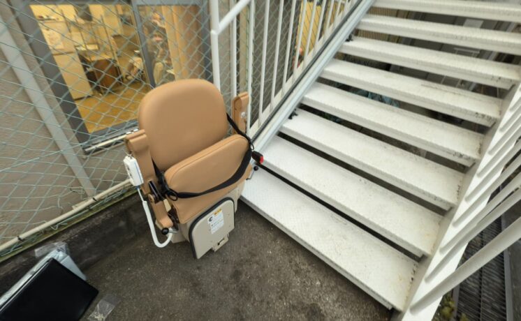 病院に屋外直線用いす式階段昇降機を設置した事例をご紹介します！｜日本最大級のいす式階段昇降機 専門サイト 階段昇降機.com