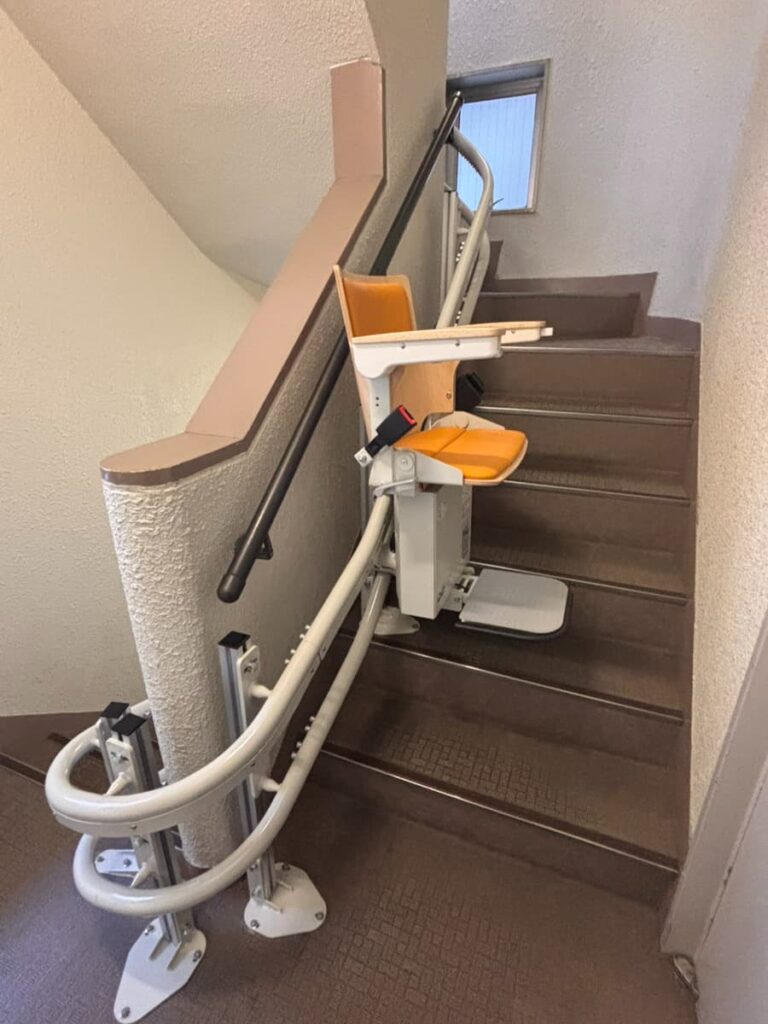 いす式階段昇降機「楽ちん号KFW」