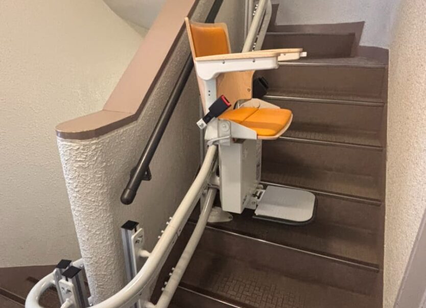 1階～3階の屋内曲線階段に「楽ちん号KFW」を設置しました｜日本最大級のいす式階段昇降機 専門サイト 階段昇降機.com