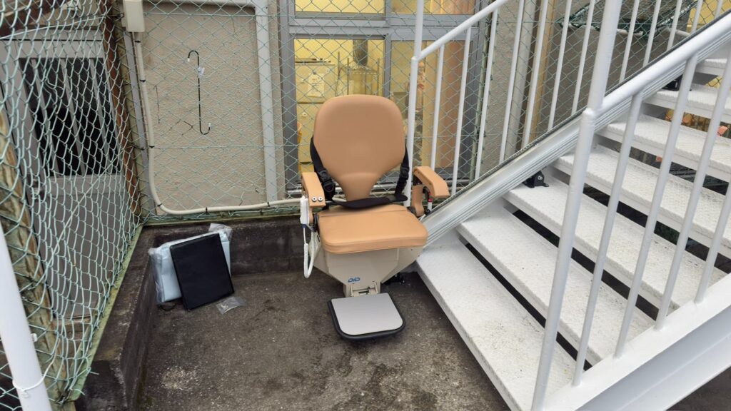 いす式階段昇降機「楽ちん号KSC」