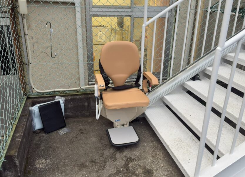 病院の外階段に「楽ちん号KSC」を設置しました｜日本最大級のいす式階段昇降機 専門サイト 階段昇降機.com