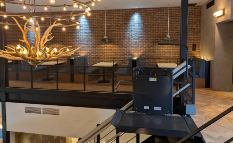 バリアフリー法の面でお悩みの方必見！～カフェへの車いす用階段昇降機の設置事例をご紹介します～｜日本最大級のいす式階段昇降機 専門サイト 階段昇降機.com