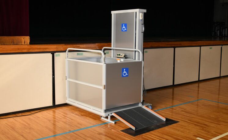 公民館に段差解消機「NKL」を設置した事例をご紹介します｜日本最大級のいす式階段昇降機 専門サイト 階段昇降機.com