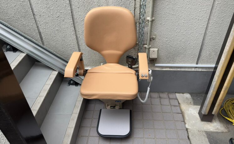 眼科医院に屋外直線用階段昇降機「楽ちん号KSC」を設置した事例をご紹介！｜日本最大級のいす式階段昇降機 専門サイト 階段昇降機.com