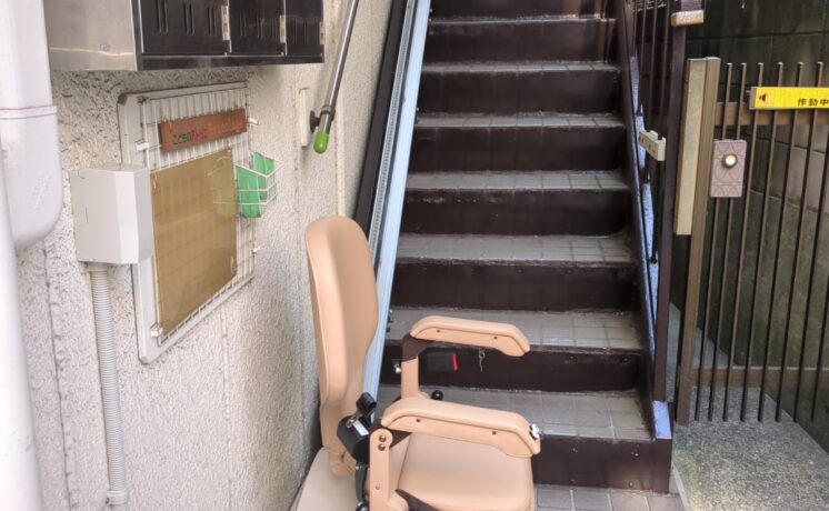 「助成金制度」の活用で、アパートの階段を安心の場所に｜日本最大級のいす式階段昇降機 専門サイト 階段昇降機.com