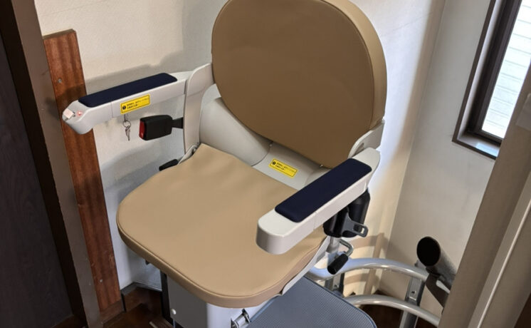 「動かない…」そんな時こそ、国産のいす式階段昇降機で安心のお乗り換え！｜日本最大級のいす式階段昇降機 専門サイト 階段昇降機.com