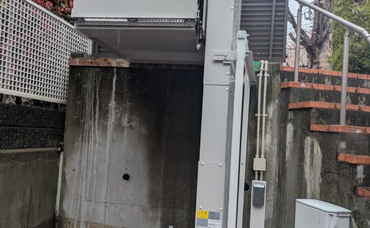 玄関までの高低差のある段差を「段差解消機」設置で解消｜日本最大級のいす式階段昇降機 専門サイト 階段昇降機.com