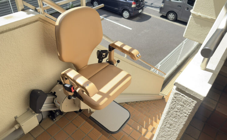 屋外階段への階段昇降機の設置は「梅雨入り前」がベストタイミング｜日本最大級のいす式階段昇降機 専門サイト 階段昇降機.com